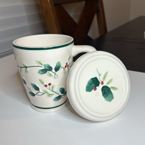 Pfaltzgraff Winterberry Holiday Covered Mug - Picture 14 of 14